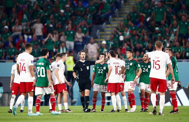Mandatory Credit: Photo by Michael Zemanek Shutterstock (13626433au) The referee shouts as players surround him. Mexico v Poland, FIFA World Cup, WM, Weltmeisterschaft, Fussball 2022, Group C, Football, Stadium 974, Doha, Qatar - 22 Nov 2022 Editorial Use Only Mexico v Poland, FIFA World Cup 2022, Group C, Football, Stadium 974, Doha, Qatar - 22 Nov 2022 Editorial Use Only Copyright: xMichaelxZemanek Shutterstockx 13626433au