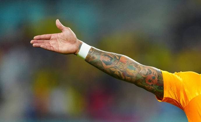 Mandatory Credit: Photo by Javier Garcia Shutterstock (13634760gj) Memphis Depay of the Netherlands tattoo detail Netherlands v Ecuador, FIFA World Cup, WM, Weltmeisterschaft, Fussball 2022, Group A, Football, Khalifa International Stadium, Ar-Rayyan, Qatar - 25 Nov 2022 Editorial Use Only Netherlands v Ecuador, FIFA World Cup 2022, Group A, Football, Khalifa International Stadium, Ar-Rayyan, Qatar - 25 Nov 2022 Editorial Use Only Copyright: xJavierxGarcia Shutterstockx 13634760gj