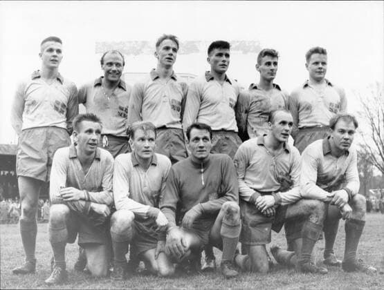 Swedish national football team Team pictures Standing from left Sylve Bengtsson, Gunnar Gren, Agne Simonsson, Ingemar Clarin, Jan Ekström, Gösta Sandberg Knivsta knästaende from left Reino Börjesson, Orvar Bergmark, Kalle Svensson, Prawitz Öberg, Sigge Parling, football player Sweden this may be team picture from 20 11 1957 and match against Germany at Volksparkstadion in Hamburg 1957 11 20 c Aftonbladet IBL Bildbyra EXPRESSEN OUT AFTONBLADET 5600 football x2512x Copyright: xAftonbladet TTx