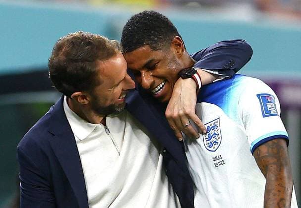 Sport Bilder des Tages Mandatory Credit: Photo by Kieran McManus Shutterstock (13640307gf) Manager Gareth Southgate hugs Marcus Rashford of England as he is substituted Wales v England, FIFA World Cup, WM, Weltmeisterschaft, Fussball 2022, Group B, Football, Ahmad Bin Ali Stadium, Ar-Rayyan, Qatar - 29 Nov 2022 Editorial Use Only Wales v England, FIFA World Cup 2022, Group B, Football, Ahmad Bin Ali Stadium, Ar-Rayyan, Qatar - 29 Nov 2022 Editorial Use Only Copyright: xKieranxMcManus Shutterstockx 13640307gf