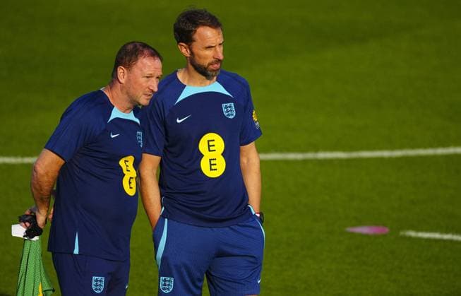 Mandatory Credit: Photo by Javier Garcia Shutterstock (13649416ao) England manager Gareth Southgate speaks with assistant Steve Holland England Training, FIFA World Cup, WM, Weltmeisterschaft, Fussball 2022, Football, Al Wakrah Sports Complex, Al Wakrah, Qatar - 05 Dec 2022 Editorial Use Only England Training, FIFA World Cup 2022, Football, Al Wakrah Sports Complex, Al Wakrah, Qatar - 05 Dec 2022 Editorial Use Only Copyright: xJavierxGarcia Shutterstockx 13649416ao