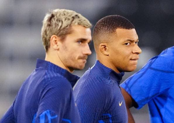 Mandatory Credit: Photo by Javier Garcia Shutterstock (13670841r) Antoine Griezmann of France trains alongside Kylian Mbappe France Training, FIFA World Cup, WM, Weltmeisterschaft, Fussball 2022, Football, Al Sadd SC Stadium, Al Rayyan, Qatar - 17 Dec 2022 Editorial Use Only France Training, FIFA World Cup 2022, Football, Al Sadd SC Stadium, Al Rayyan, Qatar - 17 Dec 2022 Editorial Use Only Copyright: xJavierxGarcia Shutterstockx 13670841r
