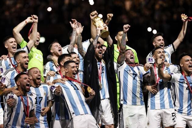 AL DAAYEN Argentina goalkeeper Franco Armani, Juan Foyth of Argentina, Nicolas Tagliafico of Argentina, Gonzalo Montiel of Argentina, Leandro Daniel Paredes of Argentina, German Pezzella of Argentina, Rodrigo De Paul of Argentina, Marcos Acuna of Argentina, Julian Alvarez of Argentina, Lionel Messi of Argentina, Angel Di Maria of Argentina, Argentina goalkeeper Geronimo Rulli, Cristian Romero of Argentina, Exequiel Palacios of Argentina, Angel Correa of Argentina, Thiago Almada of Argentina, Alejandro Gomez of Argentina, Guido Rodriguez of Argentina, Nicolas Otamendi of Argentina , Alexis Mac Allister of Argentina, Paulo Dybala of Argentina, Lautaro Martinez of Argentina, Argentina goalkeeper Damian Martinez, Enzo Fernandez of Argentina, Lisandro Martinez of Argentina, Nahuel Molina of Argentina, Argentina coach Lionel Scaloni with world cup trophy, FIFA World Cup trophy after the FIFA World Cup Qatar 2022 final match between Argentina and France at the Lusail Stadium on December 18, 2022 in Al Daayen, Qatar AP Dutch Height MAURICE OF STONE FIFA World Cup Qatar 2022 2022 xVIxANPxSportx xMauricexvanxSteenxWKxIVx 459613199 originalFilename: 459613199.jpg