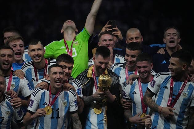 QAT, World Cup FIFA 2022, Final, Argentina vs France 18 12 2022, Lusail Iconic Stadium, Doha, QAT, World Cup FIFA 2022, Final, Argentina vs France, in picture The Argentine team is the World Champion 2022, Argentina s forward Lionel Messi holds the World Cup trophy in his hands nordphotoxGmbHx xBratic nph00250