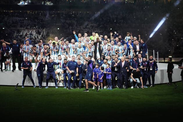 QAT, World Cup FIFA 2022, Final, Argentina vs France 18 12 2022, Lusail Iconic Stadium, Doha, QAT, World Cup FIFA 2022, Final, Argentina vs France, in picture The Argentine team is the World Champion 2022, Argentina s forward Lionel Messi holds the World Cup trophy in his hands nordphotoxGmbHx xBratic nph00250