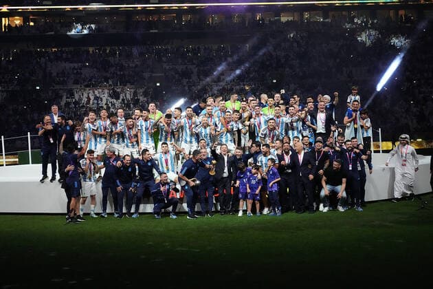 QAT, World Cup FIFA 2022, Final, Argentina vs France 18 12 2022, Lusail Iconic Stadium, Doha, QAT, World Cup FIFA 2022, Final, Argentina vs France, in picture The Argentine team is the World Champion 2022, Argentina s forward Lionel Messi holds the World Cup trophy in his hands nordphotoxGmbHx xBratic nph00250