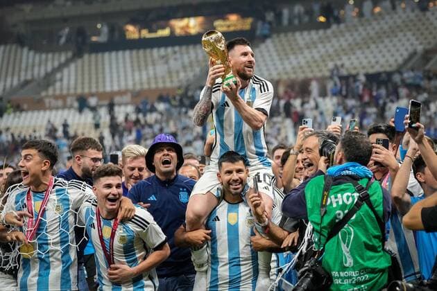 Mandatory Credit: Photo by Dave Shopland Shutterstock (13670813ec) Lionel Messi of Argentina celebrates with the FIFA World Cup, WM, Weltmeisterschaft, Fussball trophy on the shoulders of Sergio Aguero as he is surrounded by his teammates, family and friends Argentina v France, FIFA World Cup 2022, Final, Football, Lusail Stadium, Al Daayen, Qatar - 18 Dec 2022 Editorial Use Only Argentina v France, FIFA World Cup 2022, Final, Football, Lusail Stadium, Al Daayen, Qatar - 18 Dec 2022 Editorial Use Only Copyright: xDavexShopland Shutterstockx 13670813ec