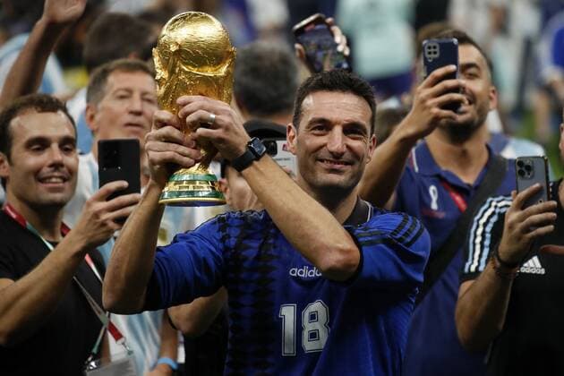 RECORD DATE NOT STATED FIFA World Cup, WM, Weltmeisterschaft, Fussball Qatar 2022 Argentina vs France Final Lionel Scaloni lifts the Champions Trophy of Argentina the game Argentina vs France, corresponding to the great final of the FIFA World Cup Qatar 2022, at Lusail Stadium, Lusail, Doha, on December 18, 2022. <br><br> Lionel Scaloni Director Tecncio levanta el Trofeo de campeon de Argentina despues del partido Argentina vs Francia, correspondiente a la gran final de la Copa Mundial de la FIFA Catar 2022, en el Estadio Lusail, Lusail, Doha, el 18 de Diciembre de 2022 LUSAIL DOHA QATAR Copyright: xAndresxPinax 20221218_11991