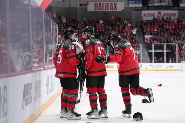 Eishockey, U20 WM, Kanada - Deutschland December 28, 2022, Halifax, NS, Canada: Hats are thrown from the crowd as Canada™s Connor Bedard, left, celebrates his third goal of the game with teammates Shane Wright, centre, and Brennan Othmann during second period IIHF World Junior Hockey Championship action against Germany in Halifax on Wednesday, December 28, 2022. Connor Bedard, Shane Wright, Brennan Othmann - ZUMAc35_ 20221228_zaf_c35_058 Copyright: xDarrenxCalabresex