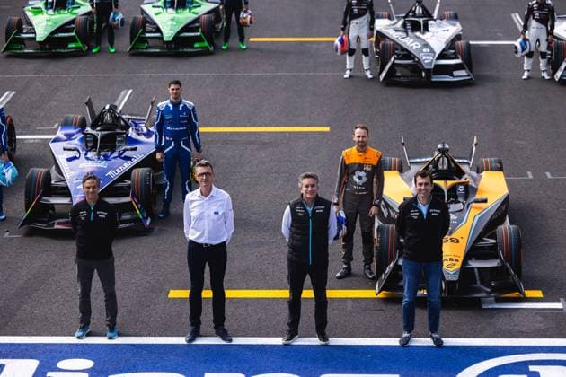 Sport Bilder des Tages Family picture with REIGLE Jamie, Chief Executive Officer - Formula E, NAWARECKI Marek, Director Circuit Department FIA, portrait, AGAG Alejandro (spa) CEO of Formula E Holding, portrait LONGO Alberto, Formula E Chief Championship Officer & Co Founder, portrait and of all the drivers and Gen3 cars and the Safety Car during the 2023 Mexico City ePrix, 1st meeting of the 2022-23 ABB FIA Formula E World Championship, WM, Weltmeisterschaft on the Autodromo Hermanos Rodriguez from January 12 to 14, in Mexico City, Mexico - AUTO - 2022 FORMULA E MEXICO CITY ePRIX DPPI Panoramic 03423001_GH_0103