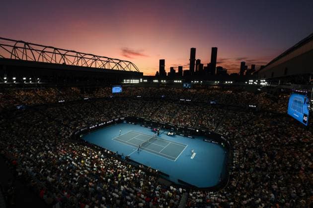 Sport Bilder des Tages Mandatory Credit: Photo by James Gourley Shutterstock (13729780jo) The sunsets over Rod Laver Arena as Alex de Minaur plays Novak Djokovic during his fourth round match Australian Open, Day Eight, Tennis, Melbourne Park, Melbourne, Australia - 23 Jan 2023 Australian Open, Day Eight, Tennis, Melbourne Park, Melbourne, Australia - 23 Jan 2023 Copyright: xJamesxGourley Shutterstockx 13729780jo