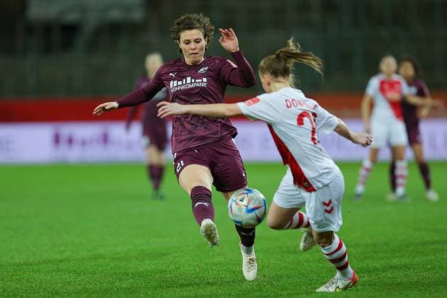 f l Anja Pfluger SGS Essen, 21 and Laura Donhauser 1 FC Köln, 25 in duel, duel, dynamic, action, game scene, THE DFB REGULATIONS PROHIBIT ANY USE OF PHOTOGRAPHS AS IMAGE SEQUENCES AND OR QUASI VIDEO , 03 02 2023, Essen Germany , Football, Flyeralarm Womens Bundesliga, SGS Essen 1 FC Cologne xobx