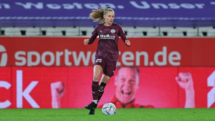 v li Vivien Endemann SGS Essen, 25 on the ball, crop, single image, full body, action, game scene, THE DFB DIRECTIVES PROHIBIT ANY USE OF PHOTOGRAPHS AS IMAGE SEQUENCES AND OR QUASI VIDEO , 03 02 2023, Essen Germany , Football, Flyeralarm Womens Bundesliga, SGS Essen 1 FC Köln xobx