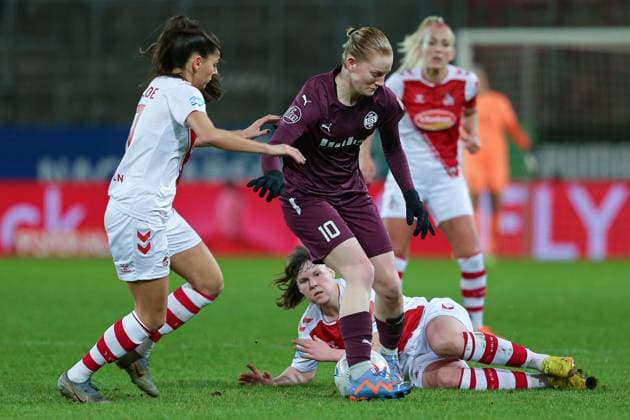 f l Manjou Wilde 1 FC Köln, 7 and Natasha Kowalski SGS Essen, 10 in duel, duel, dynamic, action, game scene, THE DFB REGULATIONS PROHIBIT ANY USE OF PHOTOGRAPHS AS IMAGE SEQUENCES AND OR QUASI VIDEO , 03 02 2023, Essen Germany , Football, Flyeralarm Womens Bundesliga, SGS Essen 1 FC Cologne xobx