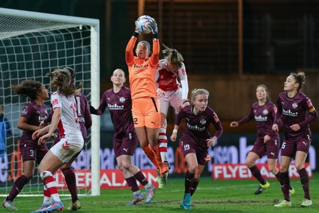 v li Sophia Winkler goalkeeper, goalkeeper, SGS Essen, 12 parries the ball, save, brilliant save, holds the ball, action, action, THE DFB DIRECTIVES PROHIBIT ANY USE OF PHOTOGRAPHS AS IMAGE SEQUENCES AND OR QUASI VIDEO , 03 02 2023, Essen Germany , Football, Flyeralarm Womens Bundesliga, SGS Essen 1 FC Köln xobx