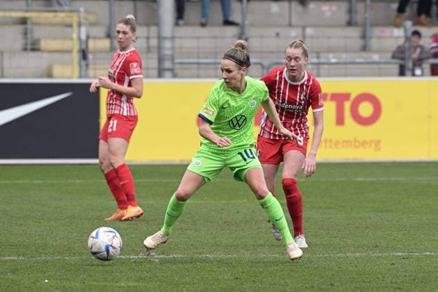 Svenja Huth VfL Wolfsburg 10 in duel with Janina Minge SC Freiburg 9 GER, SC Freiburg vs VfL Wolfsburg, Women, Football, Bundesliga, 11 Spieltag, Saison 2022 2023, 04 02 2023 DFL regulations prohibit any use of photographs as image sequences and or quasi video Foto Eibner Pressefoto Tobias Baur GER , SC Freiburg vs VfL Wolfsburg , Football , Frauenbundesliga, 12 Spieltag , Saison 2022 2023, 04 02 2023 Freiburg Copyright: xEibner-Pressefotox EP_TBR