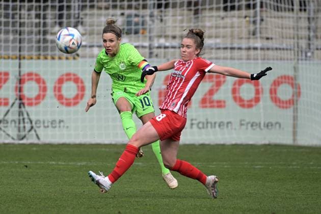 Svenja Huth VfL Wolfsburg 10 in duel with Lisa Kolb SC Freiburg 18 GER, SC Freiburg vs VfL Wolfsburg, Women, Football, Bundesliga, 11 Spieltag, Saison 2022 2023, 04 02 2023 DFL regulations prohibit any use of photographs as image sequences and or quasi video Foto Eibner Pressefoto Tobias Baur GER , SC Freiburg vs VfL Wolfsburg , Football , Frauenbundesliga, 12 Spieltag , Saison 2022 2023, 04 02 2023 Freiburg Copyright: xEibner-Pressefotox EP_TBR