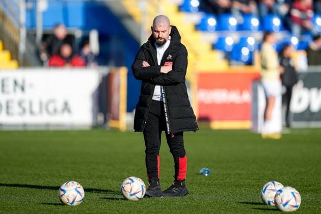 Sascha Glass coach, head coach, 1 FC Cologne , crop, full body, single image, single photo, action, looking disappointed, disappointment, frustration, disappointed, pessimistic, 12 02 2023, Sinsheim Hoffenheim Germany , football, Flyeralarm Frauen Bundesliga, TSG 1899 Hoffenheim 1 FC Köln, 12 02 2023, Sinsheim Hoffenheim Germany , Football, Flyeralarm Frauen Bundesliga, TSG 1899 Hoffenheim 1 FC Köln, DFB DFL REGULATES PROHIBIT ANY USE OF PHOTOGRAPHS AS IMAGE SEQUENCES AND OR QUASI VIDEO xozx