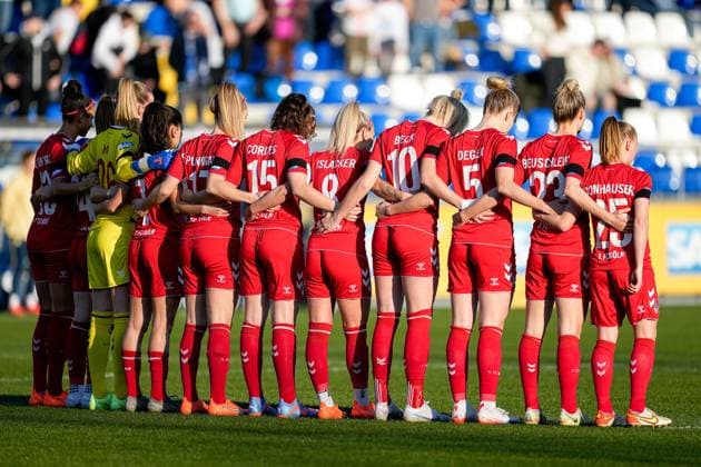 Players of 1 FC Köln during a minute of silence, before the start of the game, silence, mourning, commemoration, memorial minute, in memory, sympathy, speechlessness, symbol photo, symbol image, symbol, action, 12 02 2023, Sinsheim Hoffenheim Germany , Football, Flyeralarm Frauen Bundesliga, TSG 1899 Hoffenheim 1 FC Köln, 12 02 2023, Sinsheim Hoffenheim Germany , Football, Flyeralarm Frauen Bundesliga, TSG 1899 Hoffenheim 1 FC Köln, DFB DFL REGULATES PROHIBIT ANY USE OF PHOTOGRAPHS AS IMAGE SEQUENCES AND OR QUASI VIDEO xozx