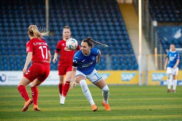 Julia Hickelsberger TSG Hoffenheim, 18 in duel with Sarah Maria Puntigam 1 FC Koeln, 17 , GER, TSG 1899 Hoffenheim vs 1 FC Koeln, Football Flyeralarm Womens Bundesliga, 12 Matchday, Season 2022 2023, 12 02 2023 GER, TSG 1899 Hoffenheim vs 1 FC Koeln, Football Flyeralarm Womens Bundesliga, 12 Matchday, Season 2022 2023, 12 02 2023 Hoffenheim Copyright: xEibner Memmlerx EP_MMR