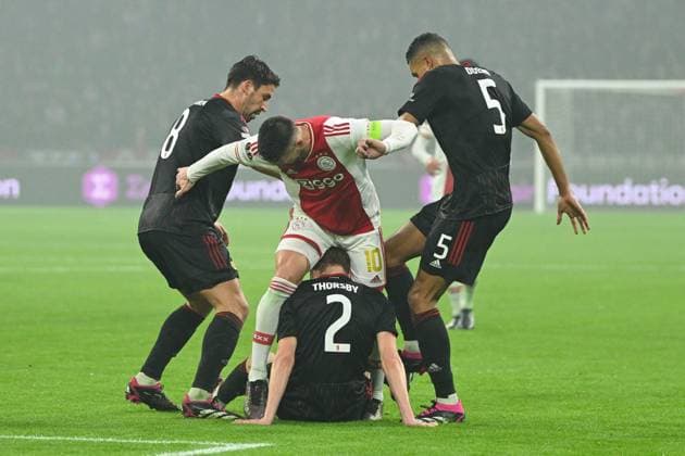 Football, men, season 2022 2023, Europa League Play Offs to the round of 16, first leg , Ajax Amsterdam 1 FC Union Berlin, f l Rani Khedira 1 FC Union Berlin , Dusan Tadic Ajax Amsterdam , Morten Thorsby 1 FC Union Berlin and Danilho Doekhi 1 FC Union Berlin in duel , 16 02 2023, Copyright: xMatthiasxKochx