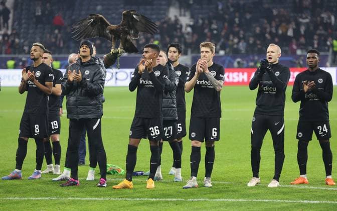21 02 2023, Football UEFA Champions League, Round of 16 first leg, Eintracht Frankfurt SSC Napoli, emonline, emspor, v l , Timothy Chandler Eintracht Frankfurt , Ansgar Knauff Eintracht Frankfurt , Kristijan Jakic Eintracht Frankfurt , Sebastian Rode Eintracht Frankfurt thank the fans, thank, thanks, team after the match, after the match, thanks the fans, applauds the fans DFL DFB REGULATES PROHIBIT ANY USE OF PHOTOGRAPHS AS IMAGE SEQUENCES AND OR QUASI VIDEO xdcx Copyright: HMBxMedia