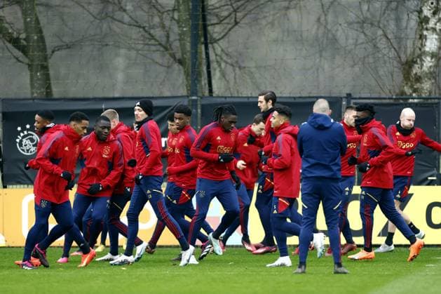 AMSTERDAM - (lr) Steven Bergwijn of Ajax, Jurrien Timber of Ajax, Brian Brobbey of Ajax, Steven Berghuis of Ajax, Calvin Bassey of Ajax, Lorenzo Lucca of Ajax, Owen Wijndal of Ajax, Ajax coach John Heitinga, Mohammed Kudus of Ajax, Dusan Tadic of Ajax, Davy Klaassen of Ajax during a training session ahead of the UEFA Europa League play-off match between FC Union Berlin and Ajax Amsterdam at Sportpark de Toekomst on February 22, 2023 in Amsterdam, Netherlands. ANP KOEN VAN WEEL UEFA Europa League Play-off MD-1 2022 2023 xVIxANPxSportx xxANPxIVx 463317183 originalFilename: 463317183.jpg