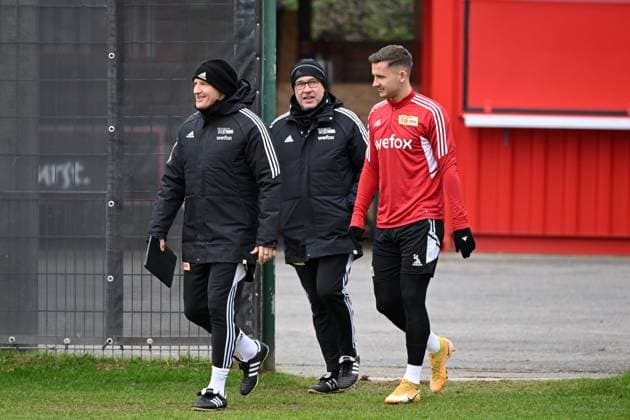 Football, men, season 2022 2023, Europa League, 1 FC Union Berlin, training before the match against Ajax Amsterdam, f l athletic trainer Martin Krüger 1 FC Union Berlin , coach Urs Fischer 1 FC Union Berlin , Paul Seguin 1 FC Union Berlin , 22 02 2022, Copyright: xMatthiasxKochx