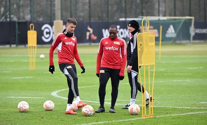 Football, men, season 2022 2023, Europa League, 1 FC Union Berlin, training before the match against Ajax Amsterdam, f l Janik Haberer 1 FC Union Berlin , Jerome Roussillon 1 FC Union Berlin , athletics coach Martin Krüger 1 FC Union Berlin , 22 02 2022, Copyright: xMatthiasxKochx