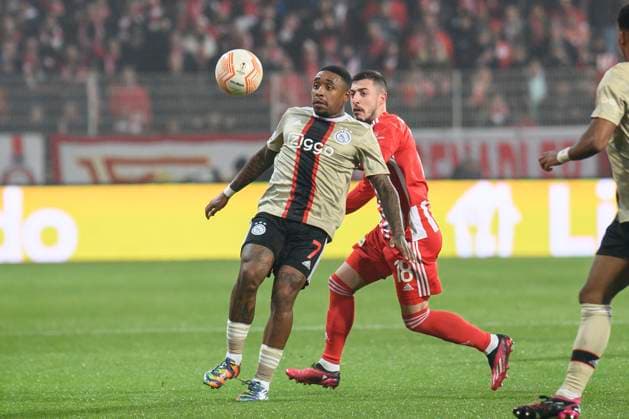 v l Steven Bergwijn Ajax Amsterdam, 07 , Josip Juranovic 1 FC Union Berlin, 18 , one-on-one, action, fight, GER, 1 FC Union Berlin vs AFC Ajax Amsterdam, UEFA Europa League , Rückspiel, Saison Spielzeit 2022 2023, 23 02 2023, DFL REGULATES PROHIBIT ANY USE OF PHOTOGRAPHS AS IMAGE SEQUENCES AND OR QUASI VIDEO, GER, Berlin, 1 FC Union Berlin vs Ajax Amsterdam, UEFA Europa League , Rückckspiel, Saison Spielzeit 2022 2023, 23 02 2023, fcuafc, afc, Berlin Copyright: xUwexKoch Eibner-Pressefotox EP_UKH