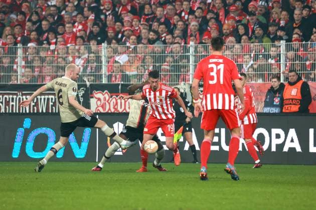 DEU, DFL, 1 FBL, 1 FC Union vs Alax Amsterdamm, trewq23 02 2023, Stadion Alte Foersterei, Berlin, DEU, DFL, 1 FBL, 1 FC Union vs Alax Amsterdamm, in picture Janik Haberer 1 FC Union Berlin 19 , Davy Klaassen Ajax Amsterdam 6 DFL regulations prohibit any use of Photographs as image sequences and or quasi video Foto Juergen Engler nordphoto GmbH JuergenxEngler nph00076