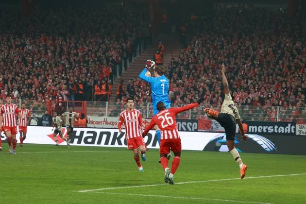 DEU, DFL, 1 FBL, 1 FC Union vs Alax Amsterdamm, 23 02 2023, Stadion Alte Foersterei, Berlin, DEU, DFL, 1 FBL, 1 FC Union vs Alax Amsterdamm, in picture Frederik Roennow 1 FC Union Berlin 1 , Jerome Roussillon 1 FC Union Berlin 26 , Diogo Leite 1 FC Union Berlin 4 , Mohammed Kudus Ajax Amsterdam 20 DFL regulations prohibit any use of Photographs as image sequences and or quasi video Foto Juergen Engler nordphoto GmbH JuergenxEngler nph00076