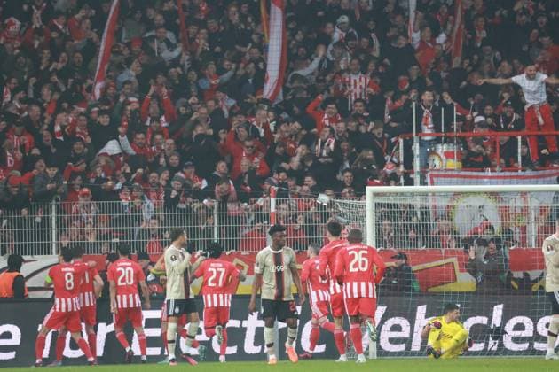 DEU, DFL, 1 FBL, 1 FC Union vs Alax Amsterdamm, 23 02 2023, Stadion Alte Foersterei, Berlin, DEU, DFL, 1 FBL, 1 FC Union vs Alax Amsterdamm, in picture 1 0through 11m of Robin Knoche 1 FC Union Berlin 31 , Unioner Spielererkreis, 1 FC Union Fans, Maarten Stekelenburg Ajax Amsterdam 1 DFL regulations prohibit any use of Photographs as image sequences and or quasi video Foto Juergen Engler nordphoto GmbH JuergenxEngler nph00076