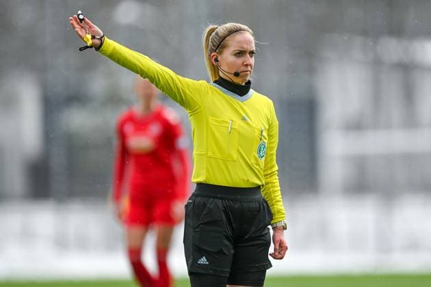 Julia Boike referee gives instructions, gestures, gesticulate with arms, gives instructions, gesticulate, 26 02 2023, Munich Germany , Football,2 Women Bundesliga, FC Bayern München II 1 FC Köln II, DFB DFL REGULATIONS PROHIBIT ANY USE OF PHOTOGRAPHS AS IMAGE SEQUENCES AND OR QUASI VIDEO xslx
