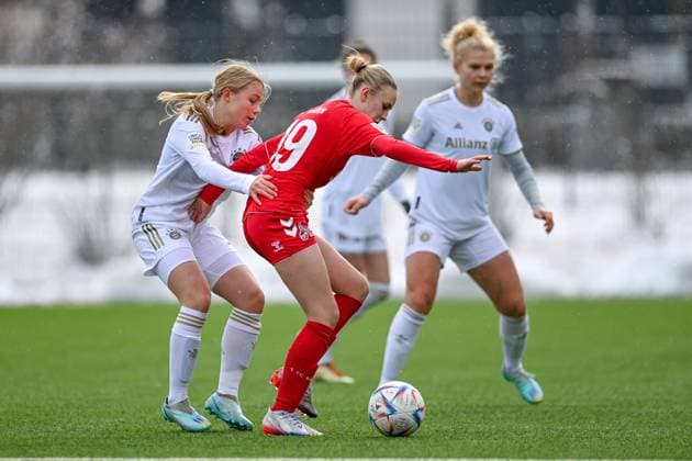 v li Greta Hünten FCB, 6 Carolin Elsen Cologne, 19 in duel, duel, tackle, dynamics, action, action, 26 02 2023, Munich Germany , Football,2 Women Bundesliga, FC Bayern Munich II 1 FC Cologne II, DFB DFL REGULATIONS PROHIBIT ANY USE OF PHOTOGRAPHS AS IMAGE SEQUENCES AND OR QUASI VIDEO xslx