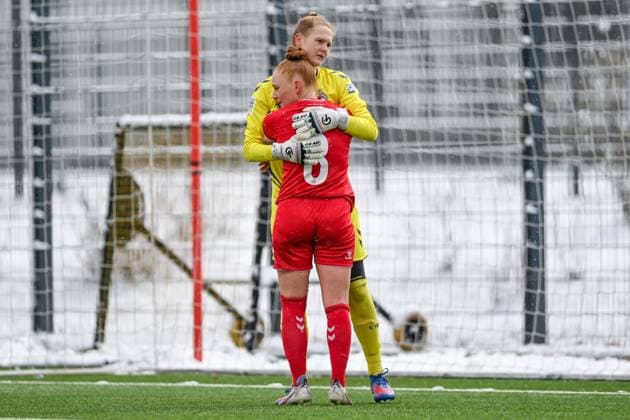 v li Laura Vogt Cologne, 8 claps with Kristin Krammer goalkeeper, Cologne, 1 after the held foul penalty, joy, friendly, cheerful, beaming, optimistic, 26 02 2023, Munich Germany , Football,2 Women Bundesliga, FC Bayern Munich II 1 FC Cologne II, DFB DFL REGULATIONS PROHIBIT ANY USE OF PHOTOGRAPHS AS IMAGE SEQUENCES AND OR QUASI VIDEO xslx