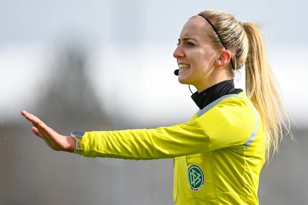 Julia Boike referee gives instructions, gestures, gesticulate with arms, gives instructions, gesticulate, frame, action, action, 26 02 2023, Munich Germany , Football,2 Women Bundesliga, FC Bayern München II 1 FC Köln II, DFB DFL REGULATIONS PROHIBIT ANY USE OF PHOTOGRAPHS AS IMAGE SEQUENCES AND OR QUASI VIDEO xslx