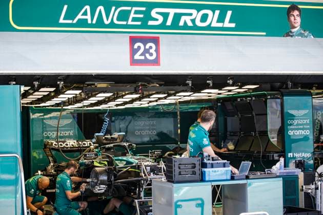 18 STROLL Lance (can), Aston Martin F1 Team AMR23, box mechanic, mecanicien, mechanics bodywork, carrosserie, during the Formula 1 Gulf Air Bahrain Grand Prix 2023, 1st round of the 2023 FIA Formula One World Championship, WM, Weltmeisterschaft from March 2 3 to 5, 2023 on the Bahrain International Circuit, in Sakhir, Bahrain - F1 - BAHRAIN GRAND PRIX 2023 DPPI Panoramic 00123002__R5_6496