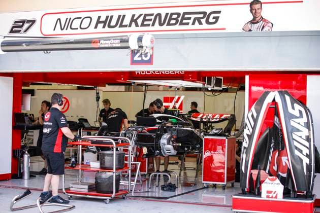 27 HULKENBERG Nico (ger), Haas F1 Team VF-23 Ferrari, box mechanic, mecanicien, mechanics bodywork, carrosserie, during the Formula 1 Gulf Air Bahrain Grand Prix 2023, 1st round of the 2023 FIA Formula One World Championship, WM, Weltmeisterschaft from March 2 3 to 5, 2023 on the Bahrain International Circuit, in Sakhir, Bahrain - F1 - BAHRAIN GRAND PRIX 2023 DPPI Panoramic 00123002__R5_6498