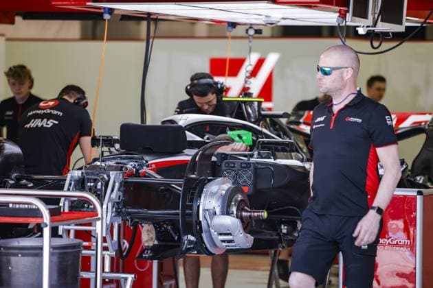 27 HULKENBERG Nico (ger), Haas F1 Team VF-23 Ferrari, box mechanic, mecanicien, mechanics bodywork, carrosserie, during the Formula 1 Gulf Air Bahrain Grand Prix 2023, 1st round of the 2023 FIA Formula One World Championship, WM, Weltmeisterschaft from March 2 3 to 5, 2023 on the Bahrain International Circuit, in Sakhir, Bahrain - F1 - BAHRAIN GRAND PRIX 2023 DPPI Panoramic 00123002__R5_6499