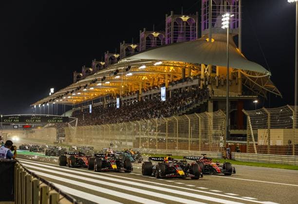 01 VERSTAPPEN Max (nld), Red Bull Racing RB19, action, start with 11 PEREZ Sergio (mex), Red Bull Racing RB19 and 16 LECLERC Charles (mco), Scuderia Ferrari SF-23 during the Formula 1 Gulf Air Bahrain Grand Prix 2023, 1st round of the 2023 FIA Formula One World Championship, WM, Weltmeisterschaft from March 2 to 5, 2023 on the Bahrain International Circuit, in Sakhir, Bahrain - F1 - BAHRAIN GRAND PRIX 2023 - RACE DPPI Panoramic _R3_1010