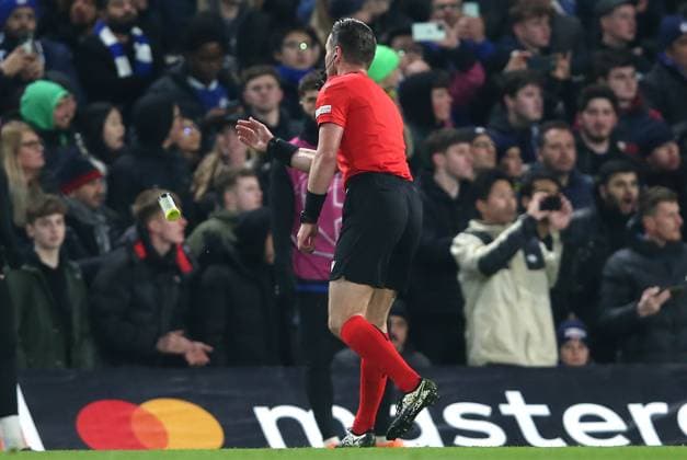 Chelsea v Borussia Dortmund, UEFA Champions League, Round Of 16, Stamford Bridge Stadium, London, UK, 7th March 2023 Referee, Danny Makkelie throws away a smoke canister thrown on to the pitch by Borussia Dortmund fans. - Chelsea v Borussia Dortmund, UEFA Champions League, Round Of 16, Stamford Bridge Stadium, London, UK - 7th March 2023. London Stamford Bridge Stadium UK Copyright: xDanxWeirx CP_Chelsea_Dortmund_63
