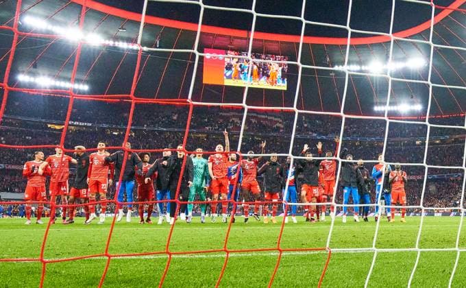 FCB celebrate with fans: Benjamin PAVARD, FCB 5 Leon GORETZKA, FCB 8 Dayot Upamecano , FCB 2 Joshua KIMMICH, FCB 6 Matthijs de Ligt, FCB 4 Thomas MUELLER, MÜLLER, FCB 25 Dayot Upamecano , FCB 2 Yann Sommer, FCB 27 goalkeeper Sadio Mane (FCB 17) Sven ULREICH, FCB 26 goalkeeper, Daley Blind, FCB 23 Alphonso DAVIES, FCB 19 Kingsley Coman, FCB 11 Matthijs de Ligt, FCB 4 , Allianz Arena in the eighth finals match FC BAYERN MUENCHEN - PARIS SG 2-0 of football UEFA Champions League, match in season 2022 2023 in Paris, Mar 08, 2023. Achtelfinale, FCB, Munich, PSG