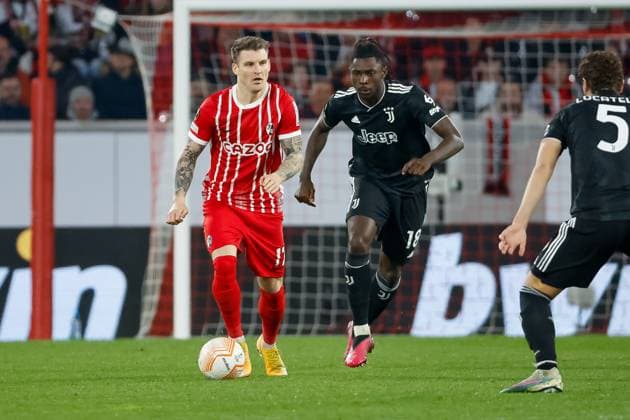 Lukas Kuebler SC Freiburg, 17 and Moise Kean Juventus Turin, 18 in running duel , GER, SC Freiburg vs Juventus Turin, soccer, UEFA Europa League, round of 16, 16 03 2023 GER, SC Freiburg vs Juventus Turin, soccer, UEFA Europa League, round of 16, 16 03 2023 Freiburg im Breisgau, Germany Copyright: xEibner-Pressefoto GrantxHubbsx EP_GHS