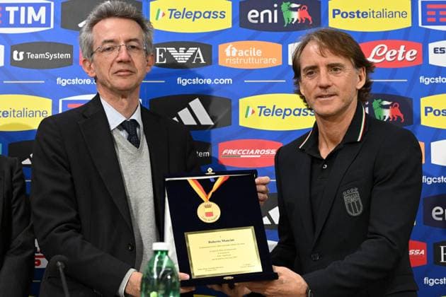 March 22, 2023, NAPLES: Naples™ Mayor Gaetano Manfredi with Italy s head coach, Roberto Mancini, attend the Medals of the City ceremony at the end of a press conference, PK, Pressekonferenz on the eve of the UEFA EURO, EM, Europameisterschaft,Fussball 2024 qualifier soccer match between Italy and England at the Diego Maradona stadium in Naples, Italy, 22 March 2023. .ANSA CIRO FUSCO UEFA EURO 2024 qualification; Italy s press conference - ZUMAa110 20230322_zaf_a110_078 Copyright: xCiroxFuscox