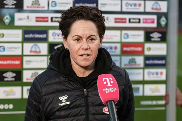 v li Nicole Bender Rummler Bender, interim coach, trainer, head of department, 1 FC Cologne at interview, TV, television, microphone, THE DFB REGULATIONS PROHIBIT ANY USE OF PHOTOGRAPHS AS IMAGE SEQUENCES AND OR QUASI VIDEO , 24 03 2023, Bremen Germany , Football, Flyeralarm Frauen Bundesliga, SV Werder Bremen 1 FC Köln xobx
