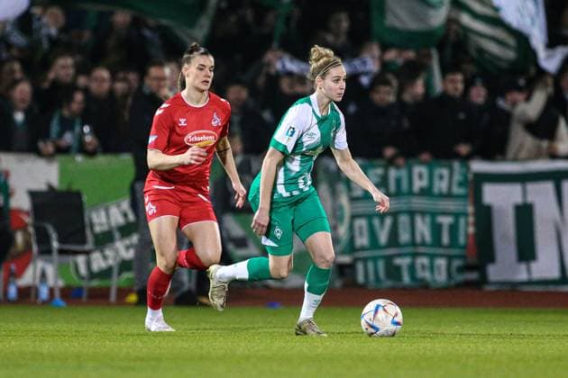 f l Selina Cerci 1 FC Köln, 29 and Saskia Matheis SV Werder Bremen, 19 in duel, duel, dynamics, action, game scene, THE DFB DIRECTIVES PROHIBIT ANY USE OF PHOTOGRAPHS AS IMAGE SEQUENCES AND OR QUASI VIDEO , 24 03 2023, Bremen Germany , Football, Flyeralarm Frauen Bundesliga, SV Werder Bremen 1 FC Köln xobx