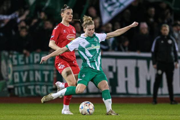f l Selina Cerci 1 FC Köln, 29 and Saskia Matheis SV Werder Bremen, 19 in duel, duel, dynamics, action, game scene, THE DFB DIRECTIVES PROHIBIT ANY USE OF PHOTOGRAPHS AS IMAGE SEQUENCES AND OR QUASI VIDEO , 24 03 2023, Bremen Germany , Football, Flyeralarm Frauen Bundesliga, SV Werder Bremen 1 FC Köln xobx