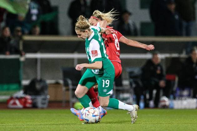 f l Saskia Matheis SV Werder Bremen, 19 and Mandy Islacker 1 FC Köln, 8 in duel, duel, dynamic, action, game scene, THE DFB DIRECTIVES PROHIBIT ANY USE OF PHOTOGRAPHS AS IMAGE SEQUENCES AND OR QUASI VIDEO , 24 03 2023, Bremen Germany , Football, Flyeralarm Frauen Bundesliga, SV Werder Bremen 1 FC Köln xobx