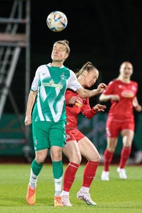 f l Michelle Ulbrich SV Werder Bremen, 5 and Weronika Zawistowska 1 FC Köln, 24 in header duel, header, duel, action, action, game scene, THE DFB DIRECTIVES PROHIBIT ANY USE OF PHOTOGRAPHS AS IMAGE SEQUENCES AND OR QUASI VIDEO , 24 03 2023, Bremen Germany , Football, Flyeralarm Womens Bundesliga, SV Werder Bremen 1 FC Cologne xobx